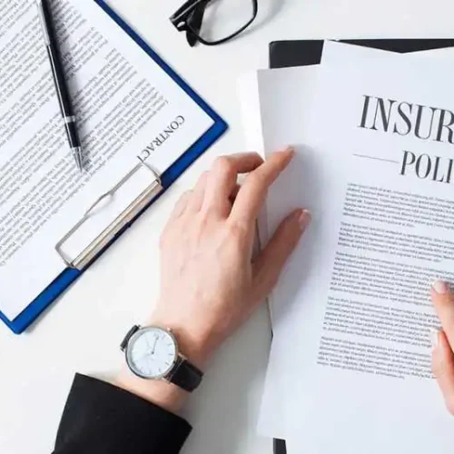 1140-woman-reading-insurance-policy-esp